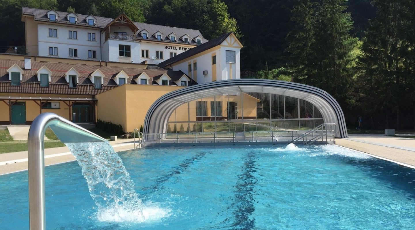 Odsunuté Zastrešenie bazéna Relax na horskom hoteli Remata